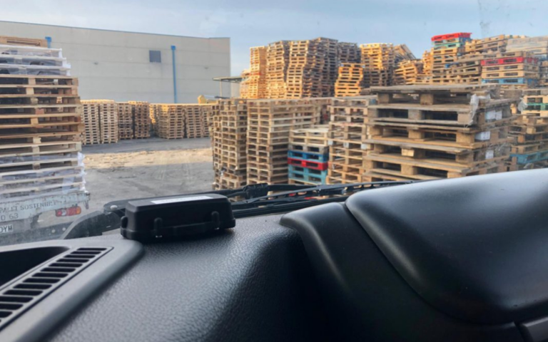 Intelligent truck tracking to optimize loading and unloading time